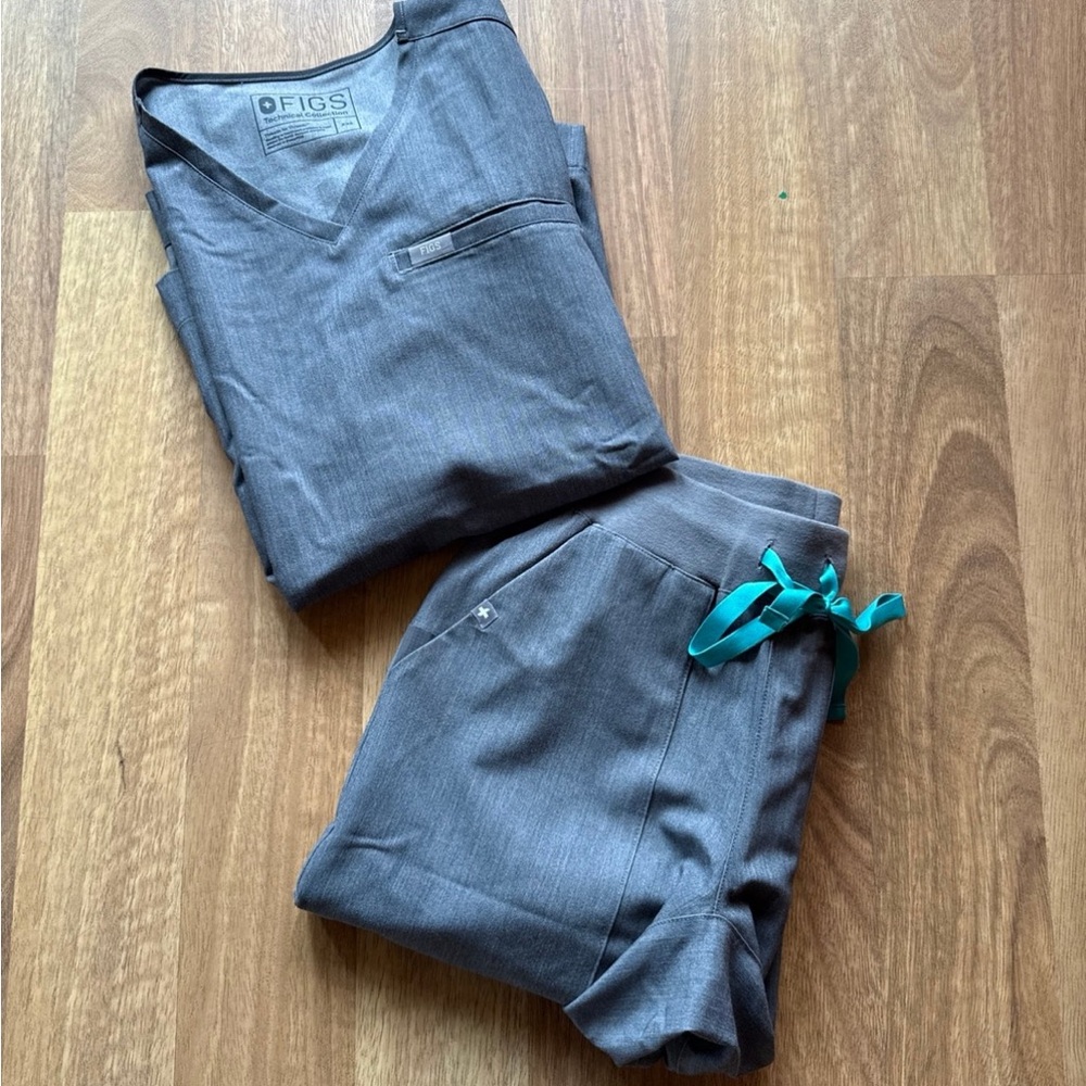 FIGS Men's Gray Scrub Set with Teal Drawstring